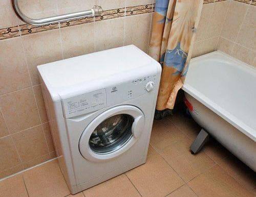 Стиральная машина установлена на достаточном расстоянии от ванны Правильно установленная, стиральная машина