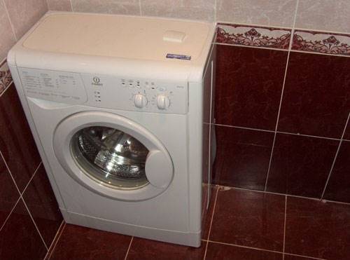 Стиральная машина, установленная в угол, близко к стенам Неправильно установленная стиральная машина