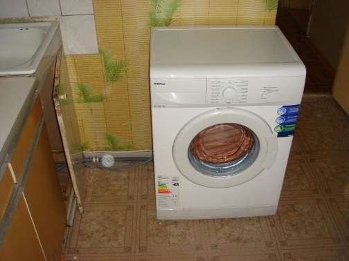 Эта стиральная машина установлена в кухне Стиральная машина в кухне