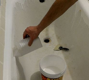 Процесс покраски ванны наливным способом Покраска ванны наливным акрилом