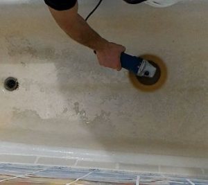 Механическая зачистка ванны перед покраской Подготовка ванны к покраске