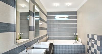 Горизонтальная кладка прямоугольной плитки в ванной