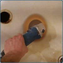 Зачистка эмали болгаркой. Поверхность перед покраской должна быть матовой. Зачистка поверхности